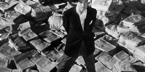 Kadr z filmu „Obywatel Kane”, przedstawiający głównego bohatera, Charles’a Fostera Kane’a.