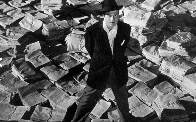 Kadr z filmu „Obywatel Kane”, przedstawiający głównego bohatera, Charles’a Fostera Kane’a.